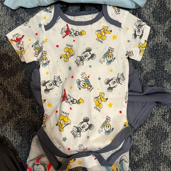 Disney Baby - Mickey Mouse Infant 5-piece Layette Set - Picture 5 of 8